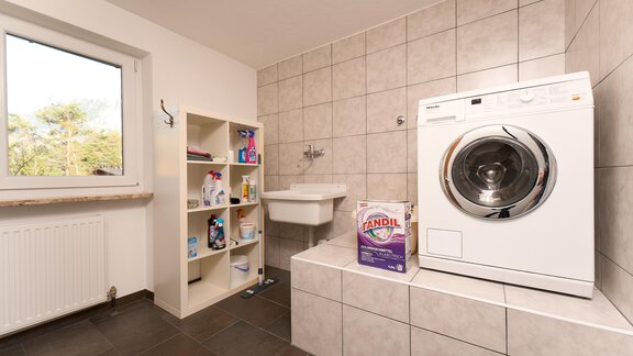 Waschraum mit Waschmaschine - MYHOME-Ambach - Haiming