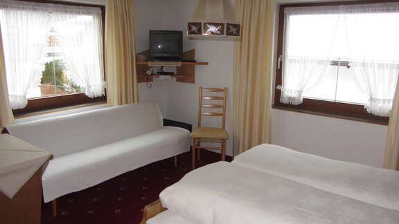 Doppelzimmer mit Zustellbett - Alpenpension Höfler - Huben