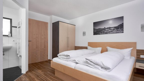 Schlafzimmer mit Dusche/WC - Apart Alessandro - Huben