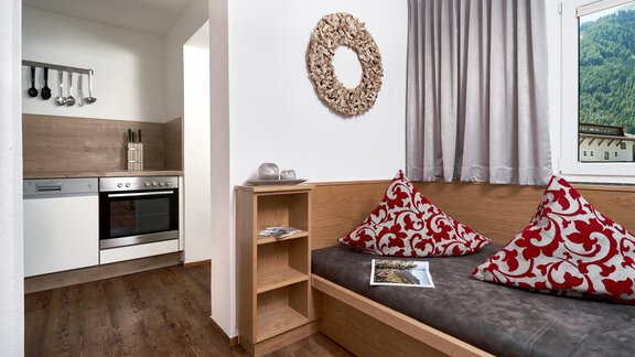 Wohn- und Esszimmer mit Zugang zur Küche/Terrasse - Apart Alessandro - Huben