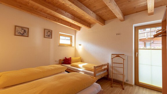 Schlafzimmer mit Zusatzbett - Ferienhaus Schöpf - Längenfeld