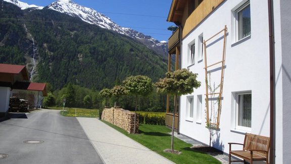Haus im Frühling - Ferienwohnungen Vier Jahreszeiten - Längenfeld