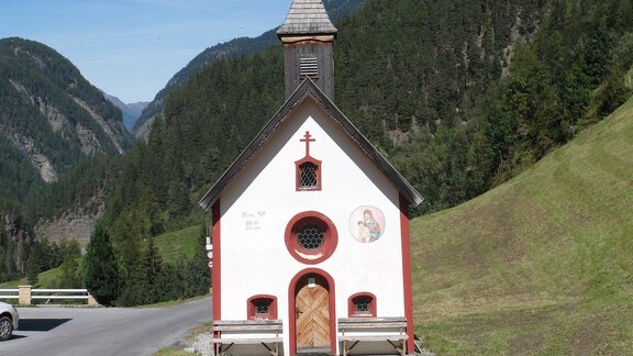 Kapelle neben Haus - Haus Bellevue - Längenfeld