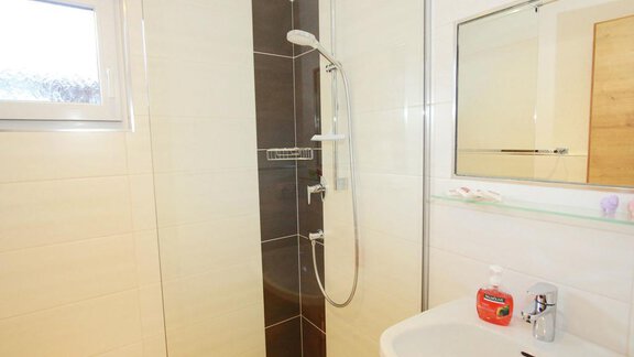 Dusche mit Waschbecken - Haus Helene Prantl - Längenfeld
