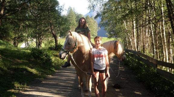 Sophia und Mae mit Marai und Mia - Honzar Hof - Längenfeld