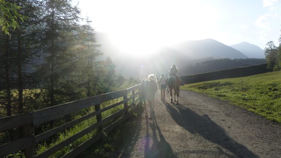 Sie reiten in den Sonnenuntergang - Honzar Hof - Längenfeld