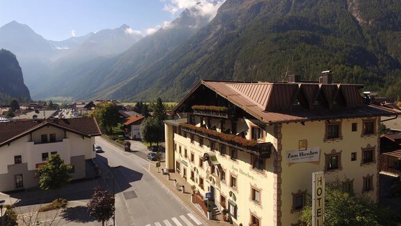 Hausbild Luft - Hotel zum Hirschen - Längenfeld