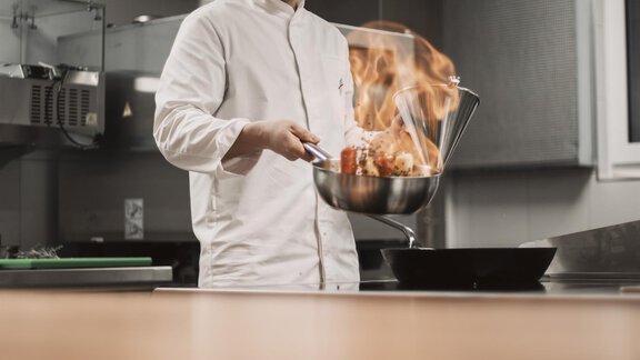 Küche-HotelVIER - VIER - Studios & Restaurant - Längenfeld