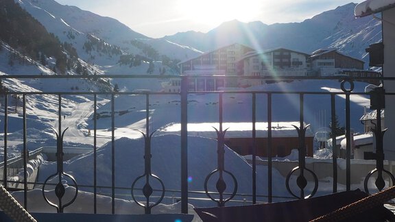 A snowy landscape with mountains and a clear sky. In the foreground, there is a balcony with a beautiful railing. - Haus Verwall Appartements - Obergurgl 
