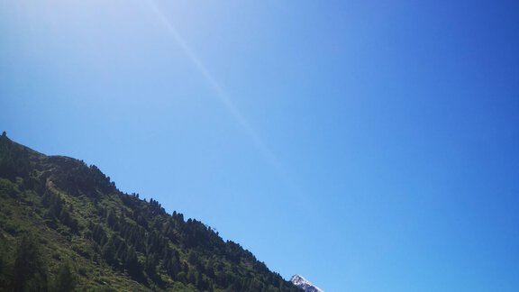 A beautiful mountain landscape with green meadows and snow-capped peaks. The sky is radiant blue and clear. - Haus Christophorus - Obergurgl 
