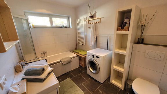 Badezimmer mit Badewanne - Ferienwohnung "Kleine Auszeit" - Ötztal Bahnhof