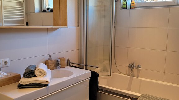 Badezimmer - Ferienwohnung "Kleine Auszeit" - Ötztal Bahnhof