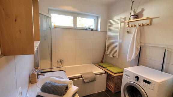 Badezimmer mit Badewanne, Dusche, WC - Ferienwohnung "Kleine Auszeit" - Ötztal Bahnhof