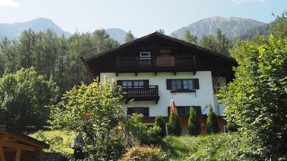 Blick aufs Haus vom  Pool - bei Herrmann´s - Sautens | © Jessica Herrmann