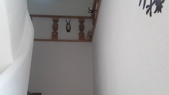 Stiegenhaus in den oberen Stock - Ferienhaus Sennerhäusl - Sautens