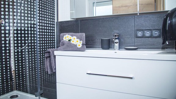 Badezimmer mit Dusche - Rochus Appartements - Sautens