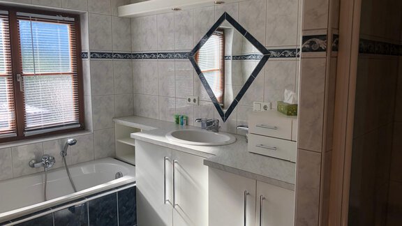 gr. Badezimmer mit Wanne, Dusche u. Waschtisch - Tiroler Haus - Sautens