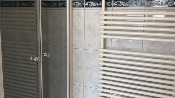 Badezimmer mit Wanne und Dusche - Tiroler Haus - Sautens