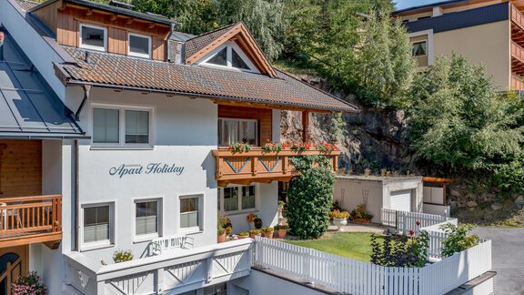A beautiful holiday home with a balcony and a blooming garden. Surrounded by green trees and a peaceful environment. - Apart Holiday - Sölden