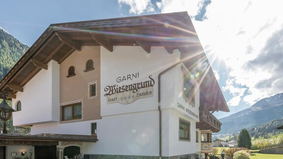 A charming guesthouse in alpine style, surrounded by mountains and nature. The facade is bright and inviting, ideal for a relaxed stay. - Apart Wiesengrund - Sölden