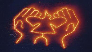 A bright image of two hands holding a dove. It symbolizes peace and freedom. - Gästehaus Martin - Sölden