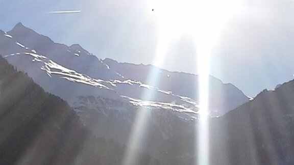 Ein sonniger Bergblick mit schneebedeckten Gipfeln. Strahlen des Sonnenlichts reflektieren die Schönheit der Natur. - La Luna - Sölden