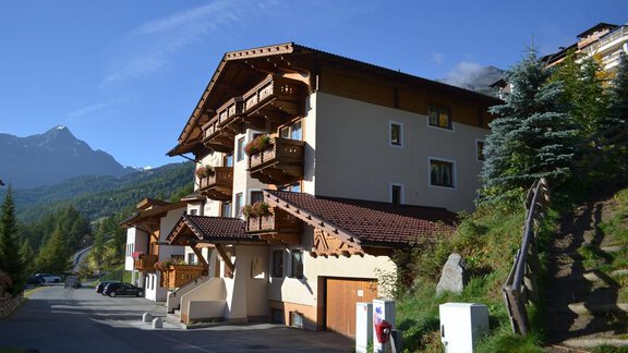 A charming house in the mountains with traditional architecture. The surroundings are green and offer a beautiful view of the rocks. - Toni's Ferienheim - Sölden