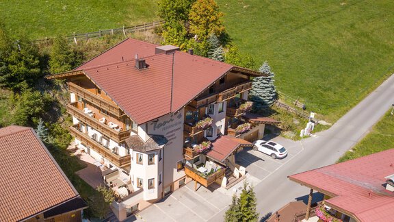 A cozy chalet with a red roof, surrounded by green meadows. Parking is available, and the surroundings are quiet and rural. - Toni's Ferienheim - Sölden
