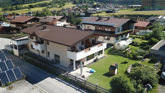 Unser Haus aus der Vogelperspektive - Appartement Bergkristall - Umhausen