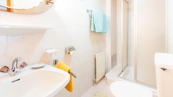 Badezimmer mit Dusche - Haus Suban - Huben