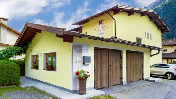 Hausansicht Zufahrt - Appartements Kuprian - Längenfeld