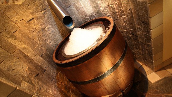 Aufguss mit Schnee in der Stern-Sauna - Hotel Stern - Längenfeld | © Contrast Martin Klotz