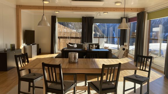 Wohnzimmer mit Esstisch - Urlaub im Containerhaus - Längenfeld