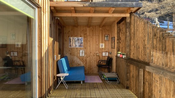 Balkon mit Sitzecke 1 - Urlaub im Containerhaus - Längenfeld