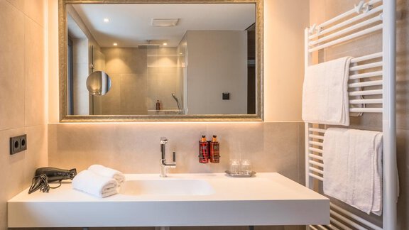 Badezimmer-Studio-Superior-D - VIER - Studios & Restaurant - Längenfeld