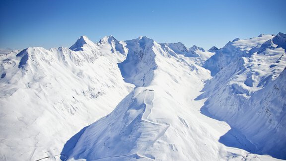 An impressive snow landscape with high mountains under a clear blue sky. The peaks are completely covered in snow, creating a tranquil winter atmosphere. - Haus Christophorus - Obergurgl 