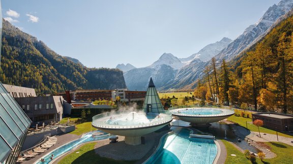 Ein modernes Spa inmitten herrlicher Berglandschaft. Die Außenpools und die Umgebung laden zur Entspannung ein. - Gasthof Waldesruh - Ochsengarten