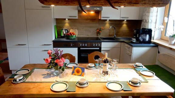 Küche mit großer Sitzecke aus Holz - Ferienhaus Alpina - Sautens