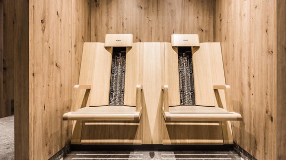 Two wooden loungers in a modern, cozy room with wood paneling. The room exudes a relaxing atmosphere. - Andre Arnold - Boutique Hotel - Sölden