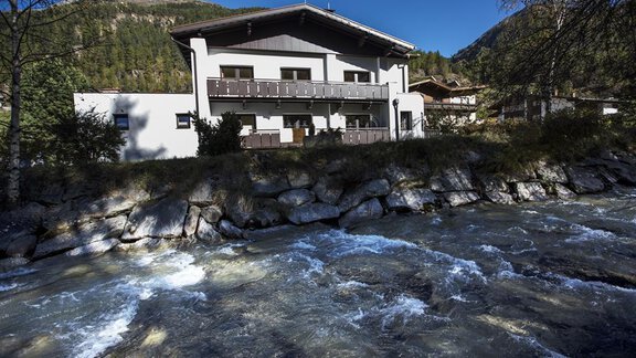 haus Carmen mit Bach Foto Lorenzi - Apart Carmen - Sölden