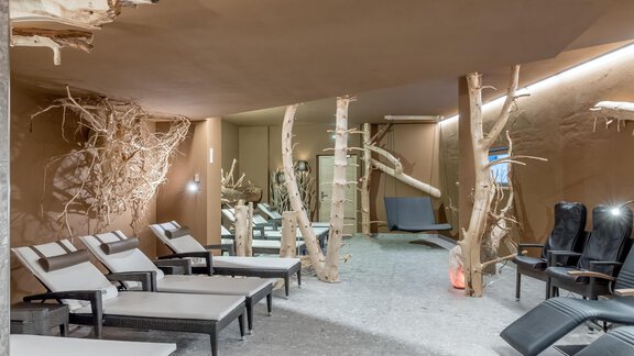 A modern room with loungers and natural wood elements. The warm colors create a relaxing atmosphere. - Apart Hotel Garni Wieser - Sölden