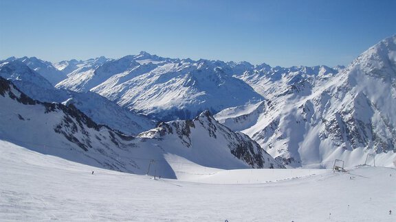 An impressive snow landscape with tall mountains and a clear blue sky. The vast expanse of snow invites outdoor activities. - Appartement Harmonie - Sölden