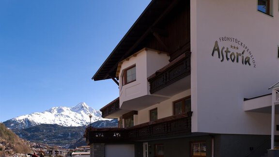 Haus hinten - Frühstückspension Astoria - Sölden