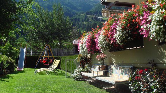 Garten mit Spielplatz - Gästeheim Prantl - Sölden | © privat