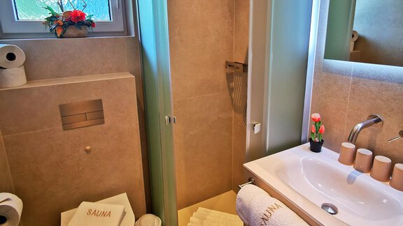 Appartement 2 Dusche - WC - Gästeheim Prantl - Sölden