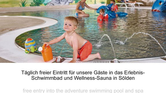 A child is happily playing at the edge of a discovery swimming pool. In the background, other children can be seen in the water. - Haus Gondelblick - Sölden