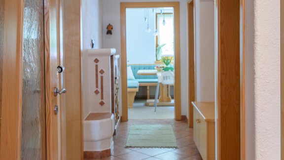 Flur mit blick in die Küche - Haus Marieus - Umhausen