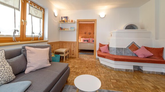Wohnzimmer mit Blick in das große Schlafzimmer - Haus Marieus - Umhausen