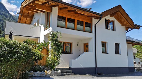 Hausansicht/Parkplatz - Haus Marieus - Umhausen