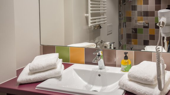 Mach Dich frisch in unseren Gute Laune Badezimmern - Explorer Hotel Ötztal - Umhausen | © Explorer Hotels